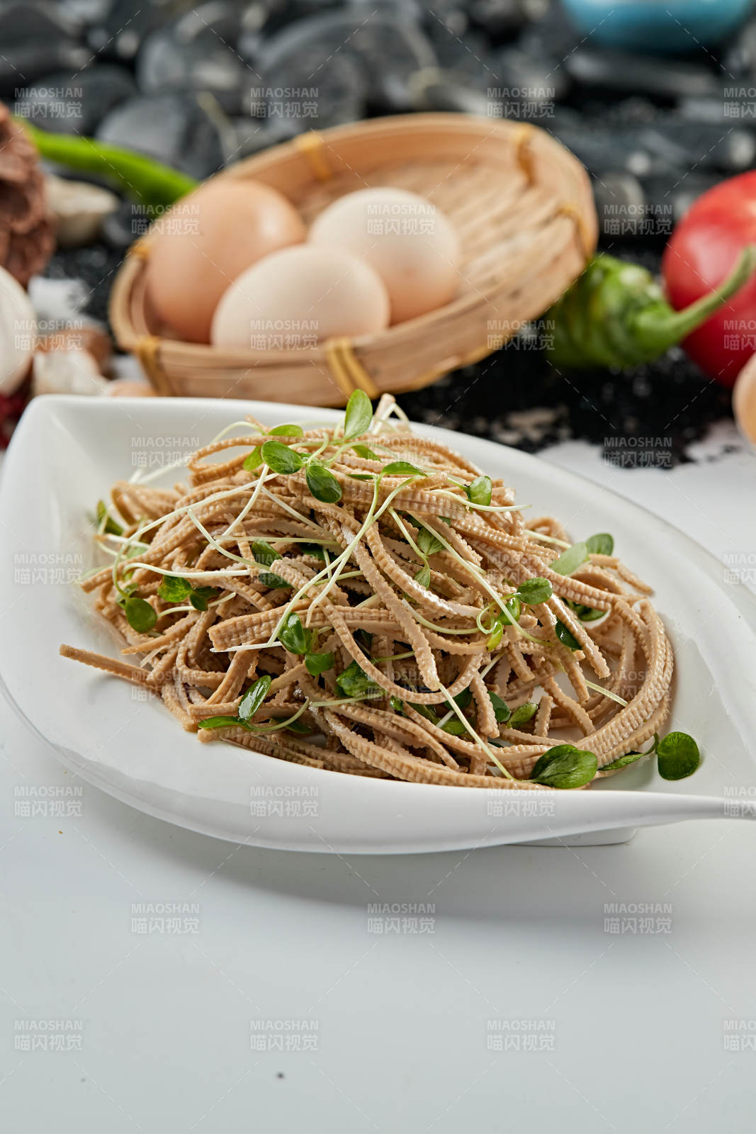 香椿苗凉拌烟熏黑豆腐丝