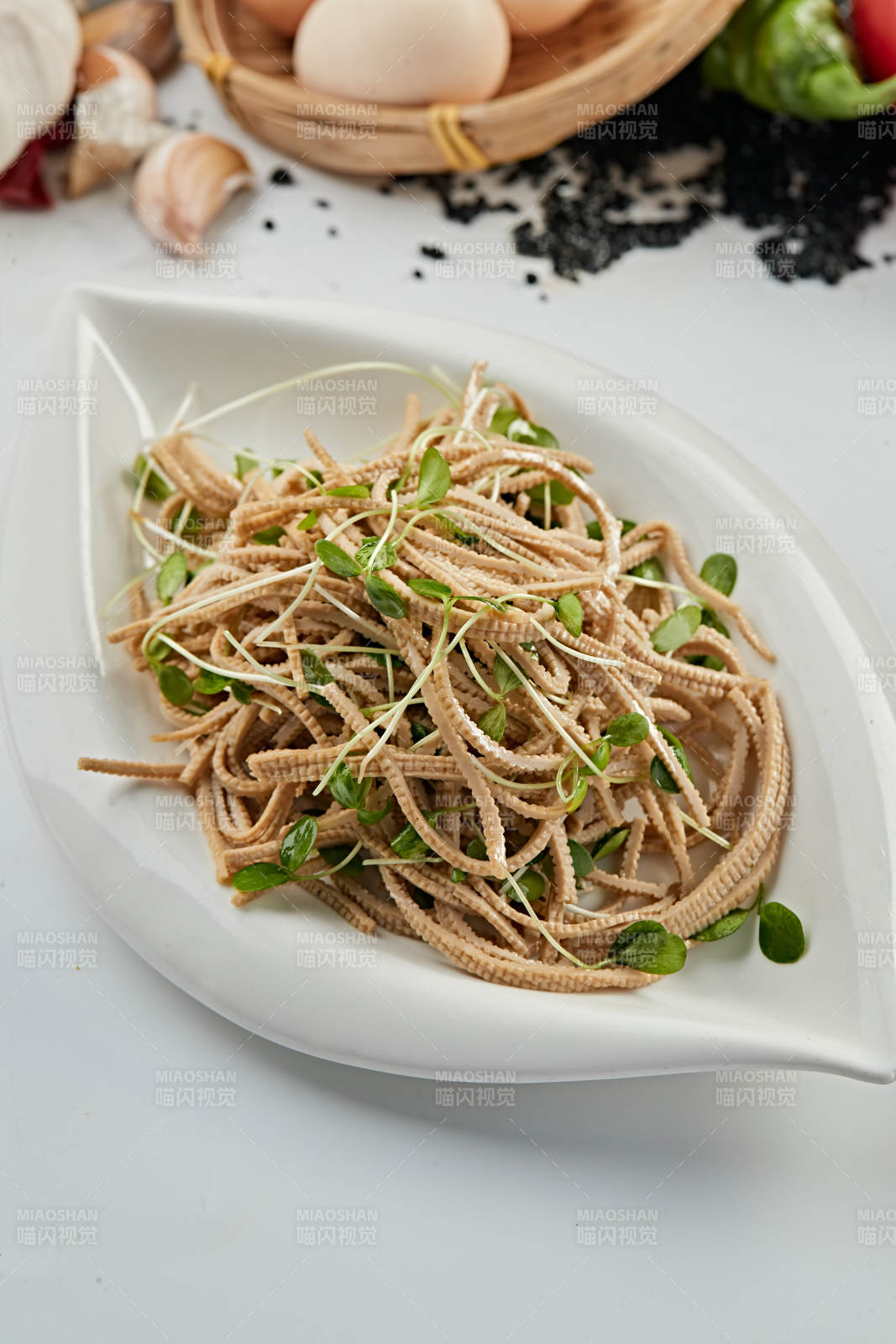 香椿苗凉拌烟熏黑豆腐丝