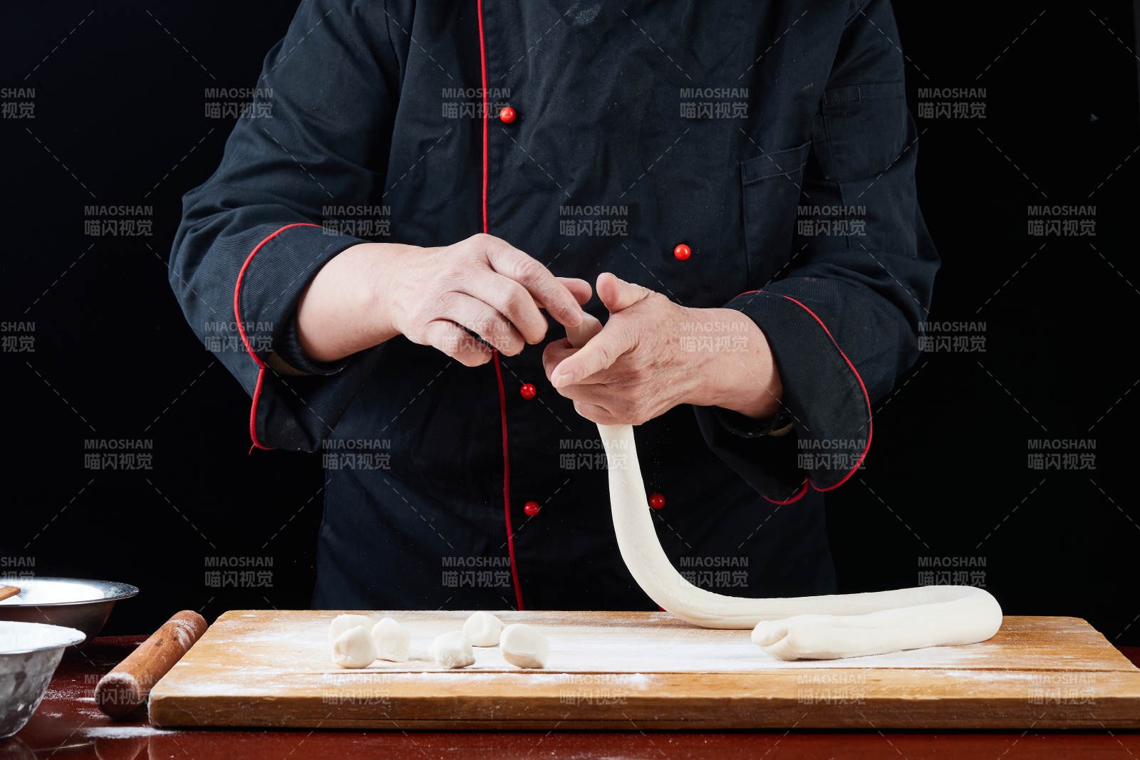 厨师现场演示饺子制作完整过程