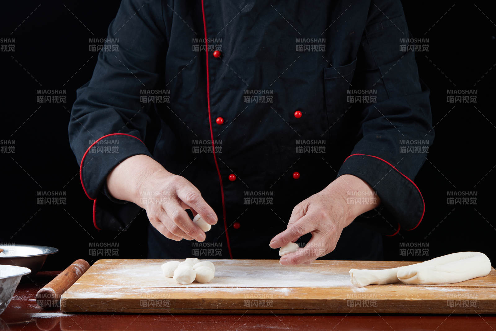 厨师现场演示饺子制作完整过程