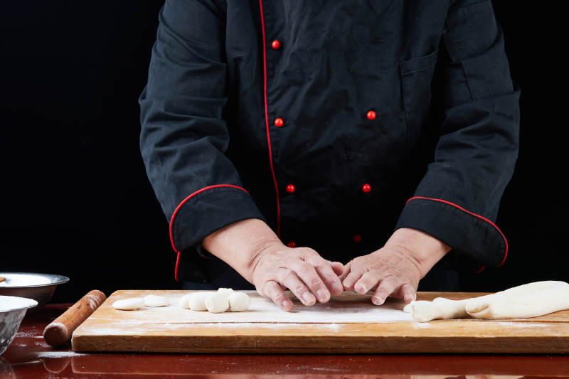 厨师现场演示饺子制作完整过程