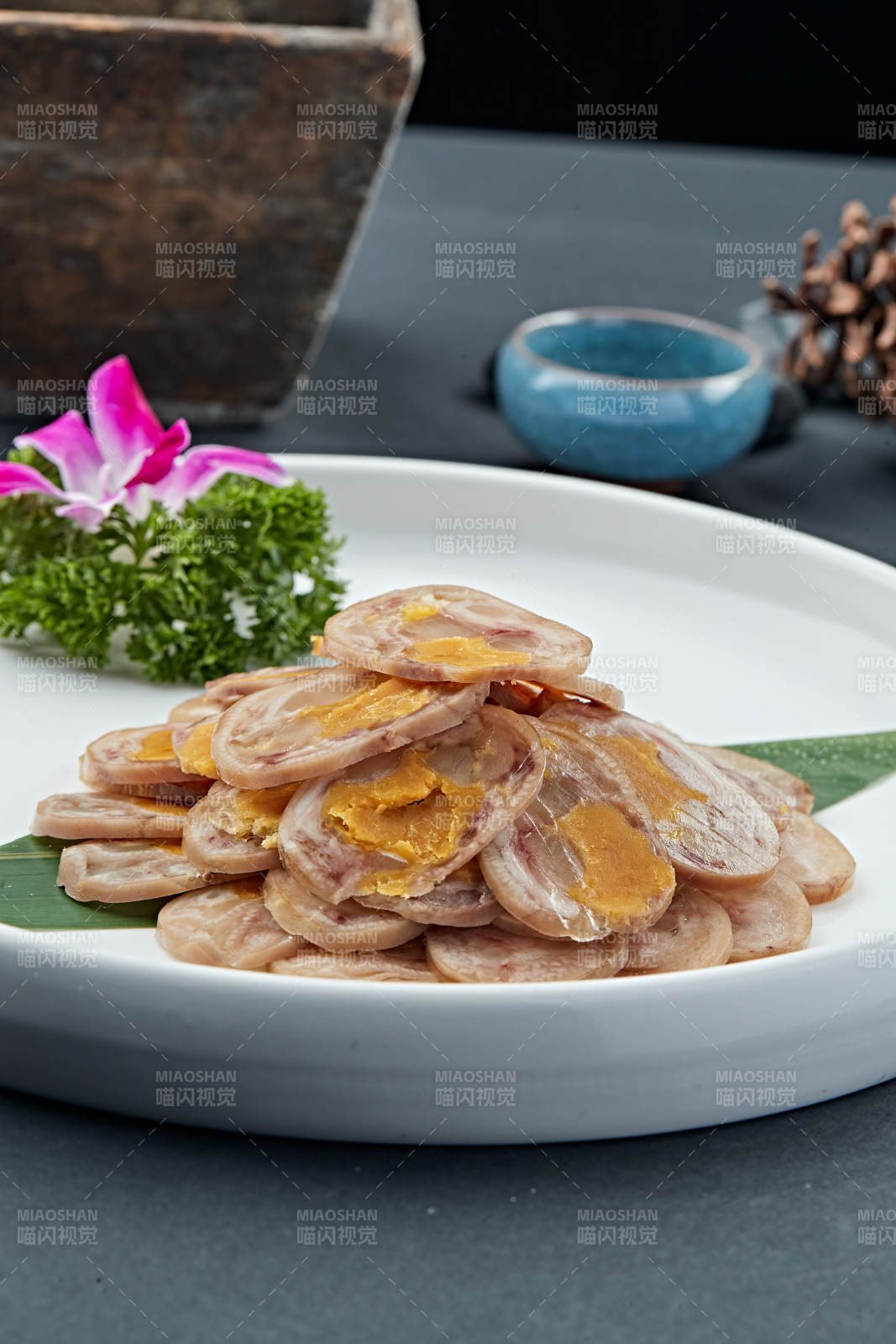 鱿鱼猪耳鸭蛋卷切片