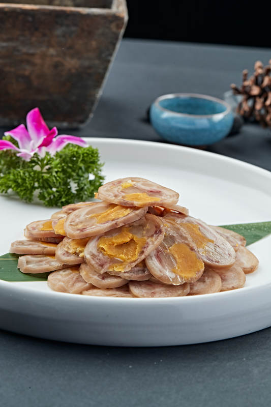 鱿鱼猪耳鸭蛋卷切片