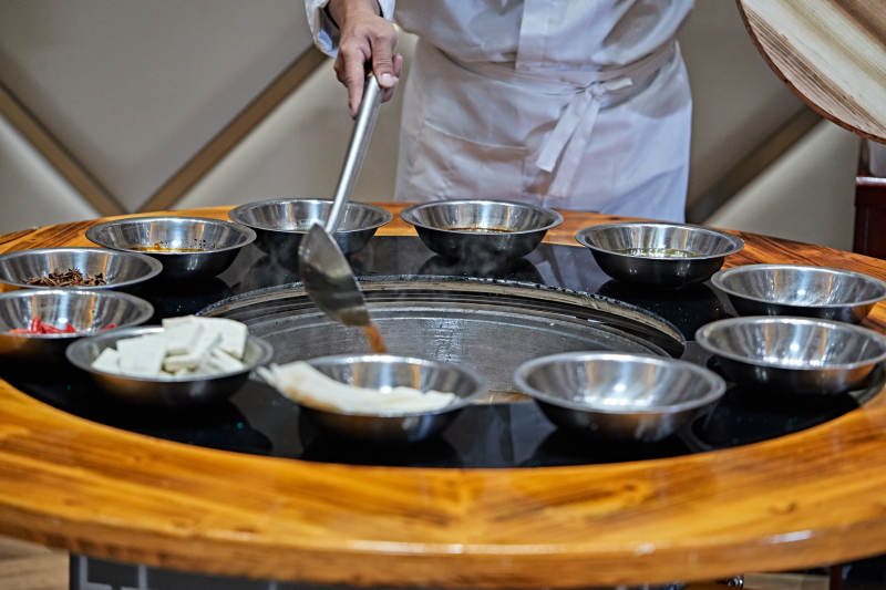 农家铁锅炖鱼贴饼子