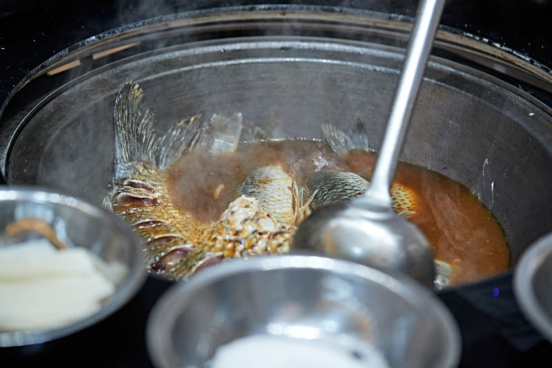 农家铁锅炖鱼贴饼子