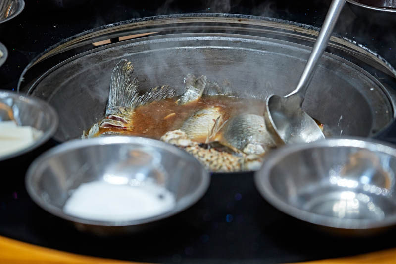 农家铁锅炖鱼贴饼子