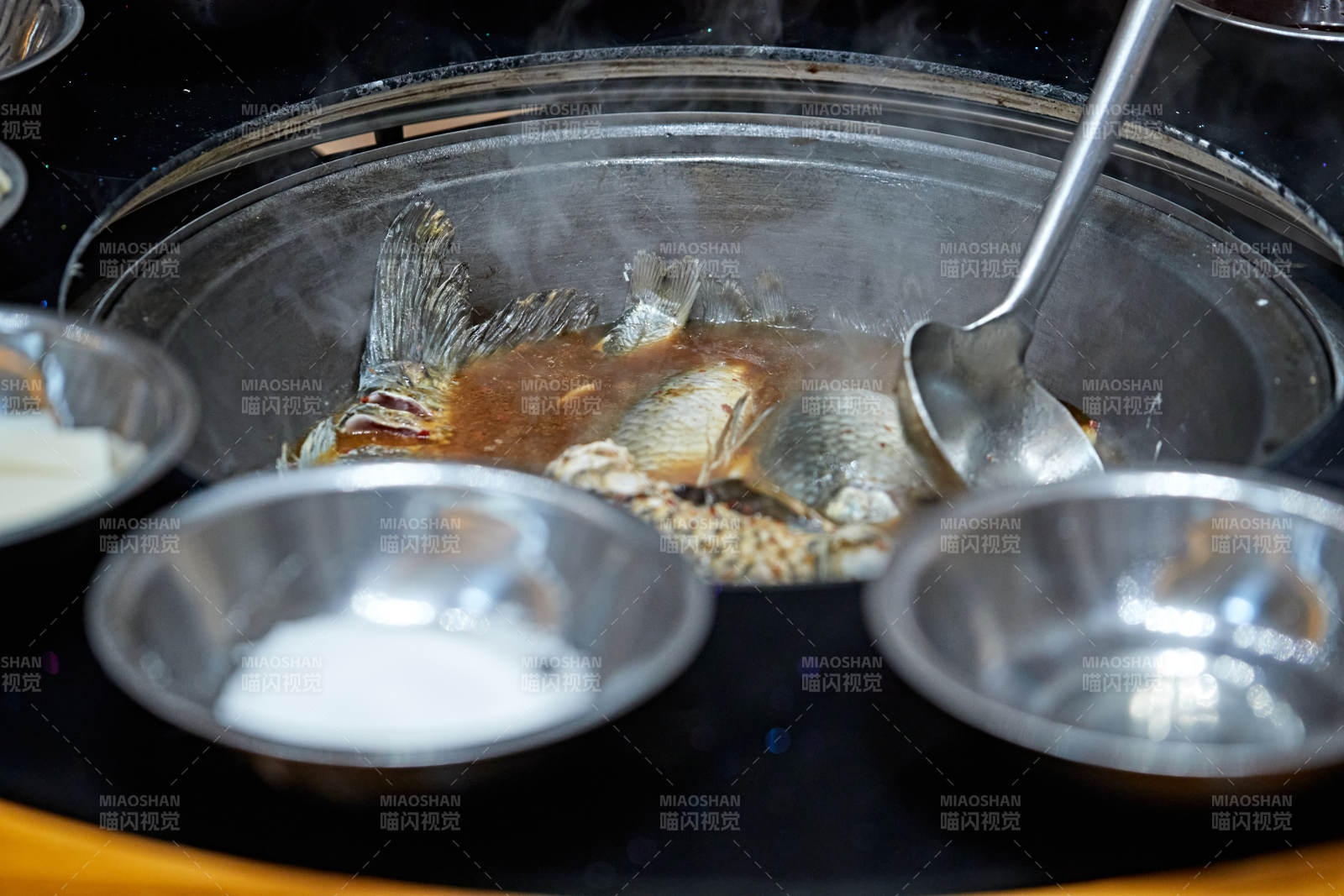 农家铁锅炖鱼贴饼子