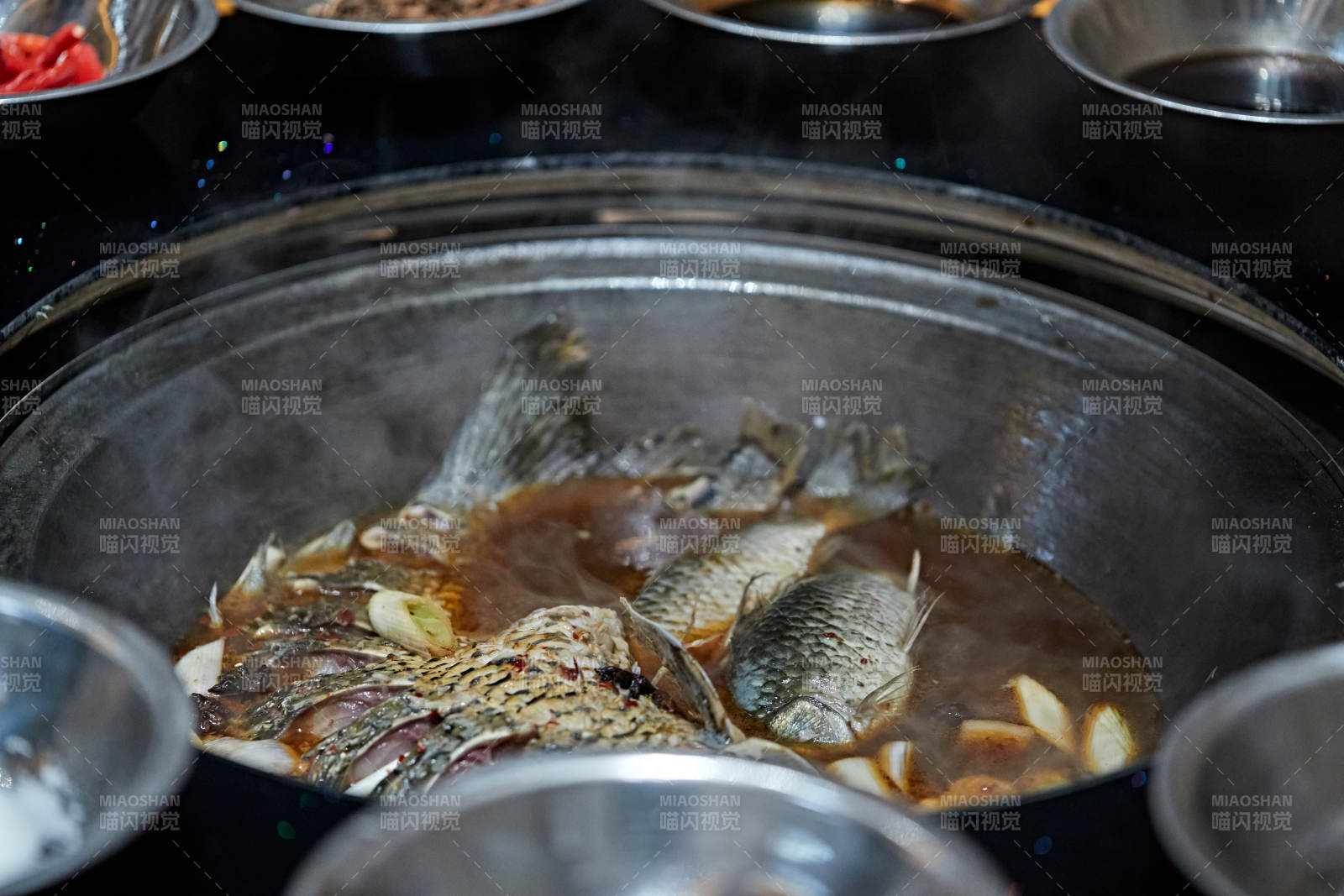 農(nóng)家鐵鍋燉魚(yú)貼餅子