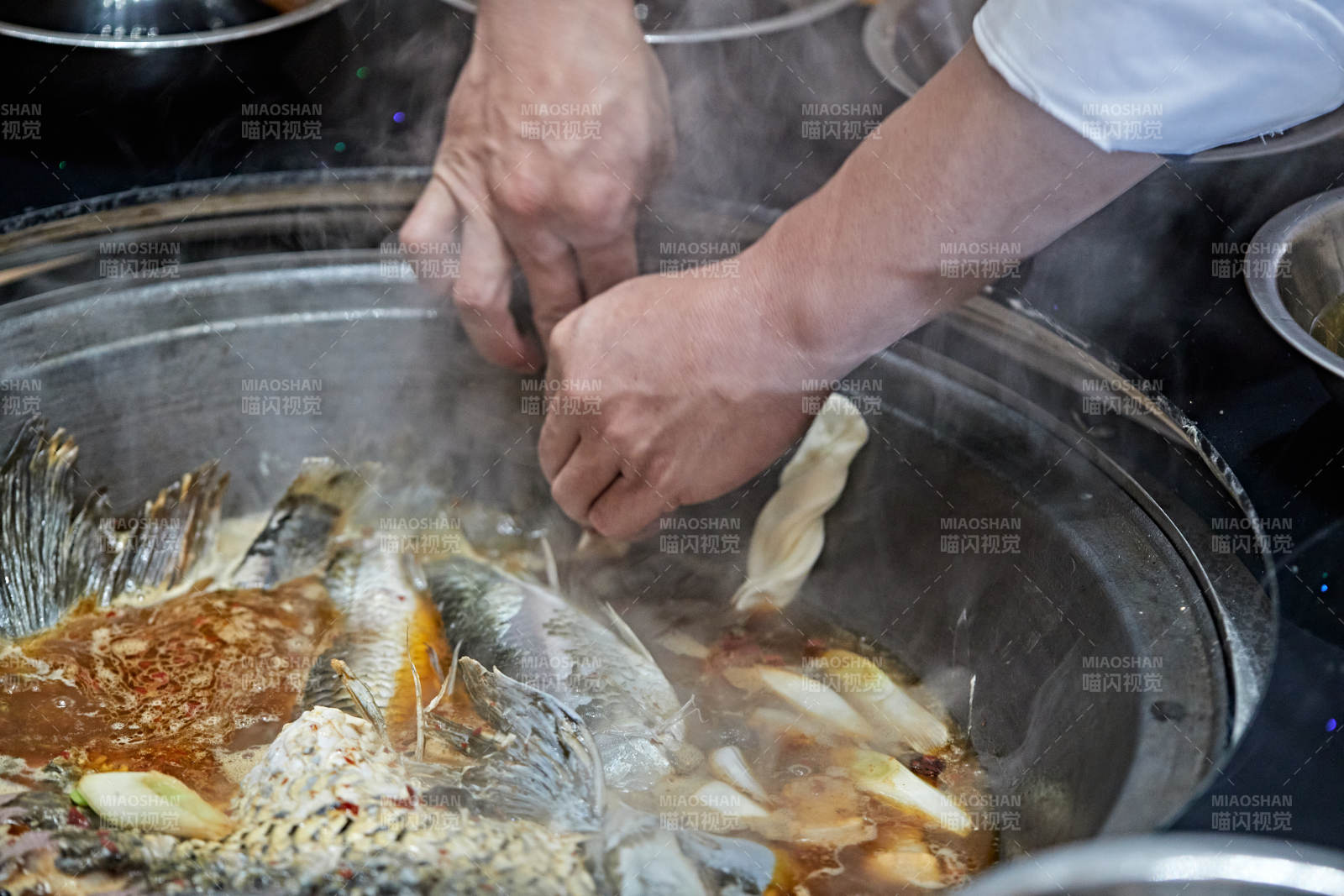 农家铁锅炖鱼贴饼子