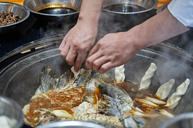 农家铁锅炖鱼贴饼子