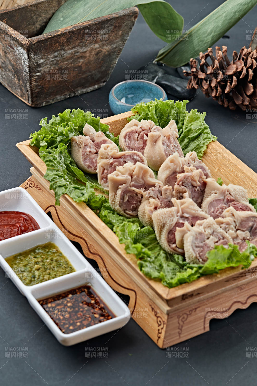 蒙餐水煮肚包肉