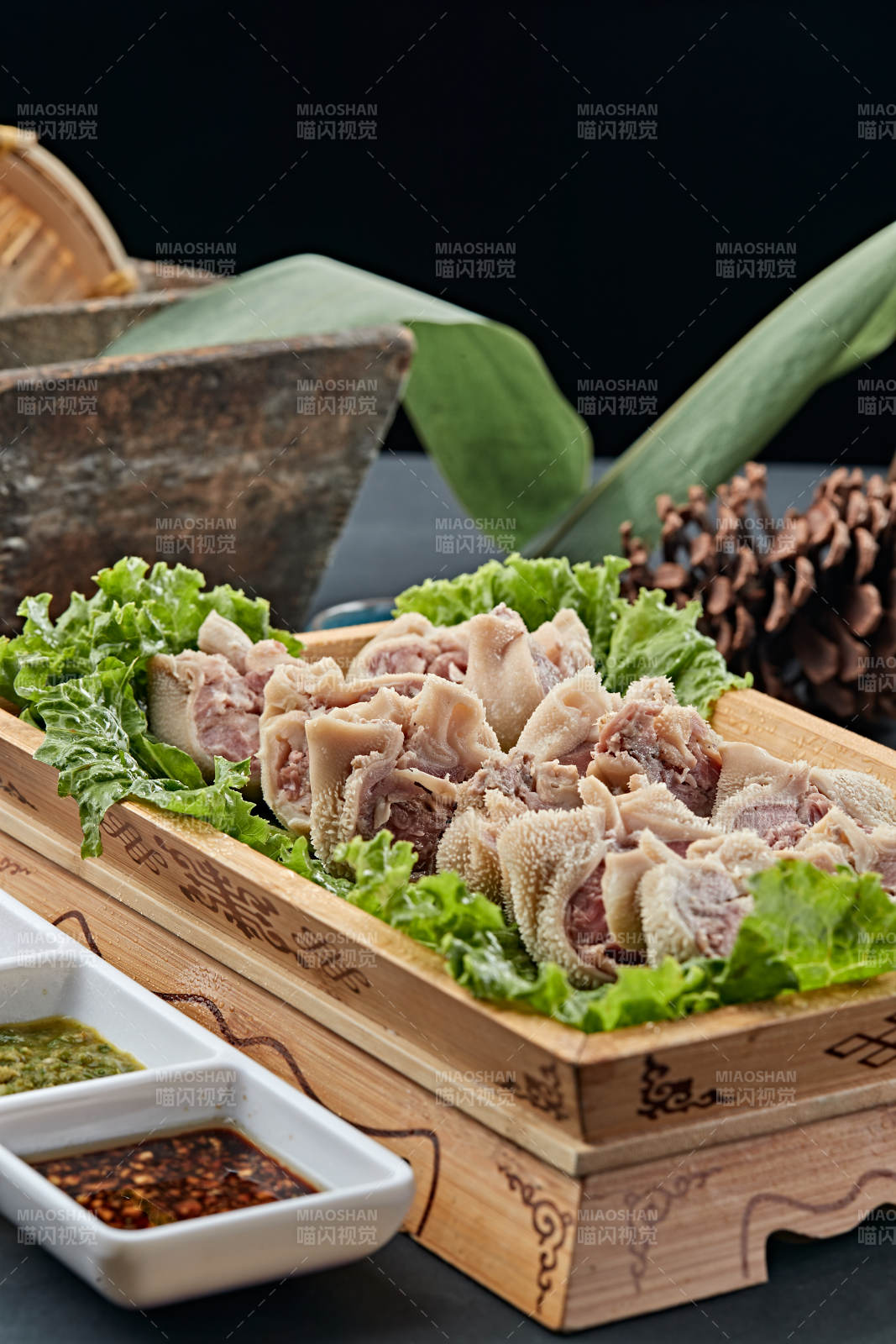 蒙餐水煮肚包肉