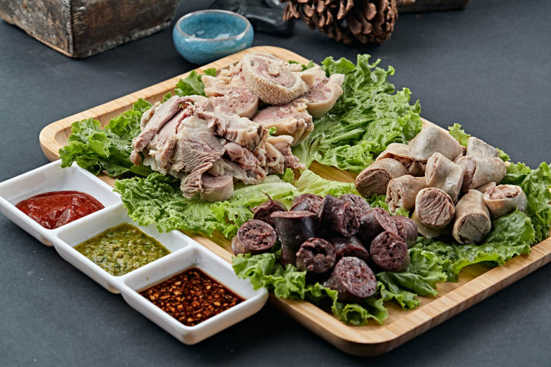 蒙餐血肠白肠肚包肉拼盘