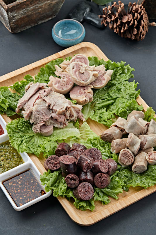 蒙餐血肠白肠肚包肉拼盘