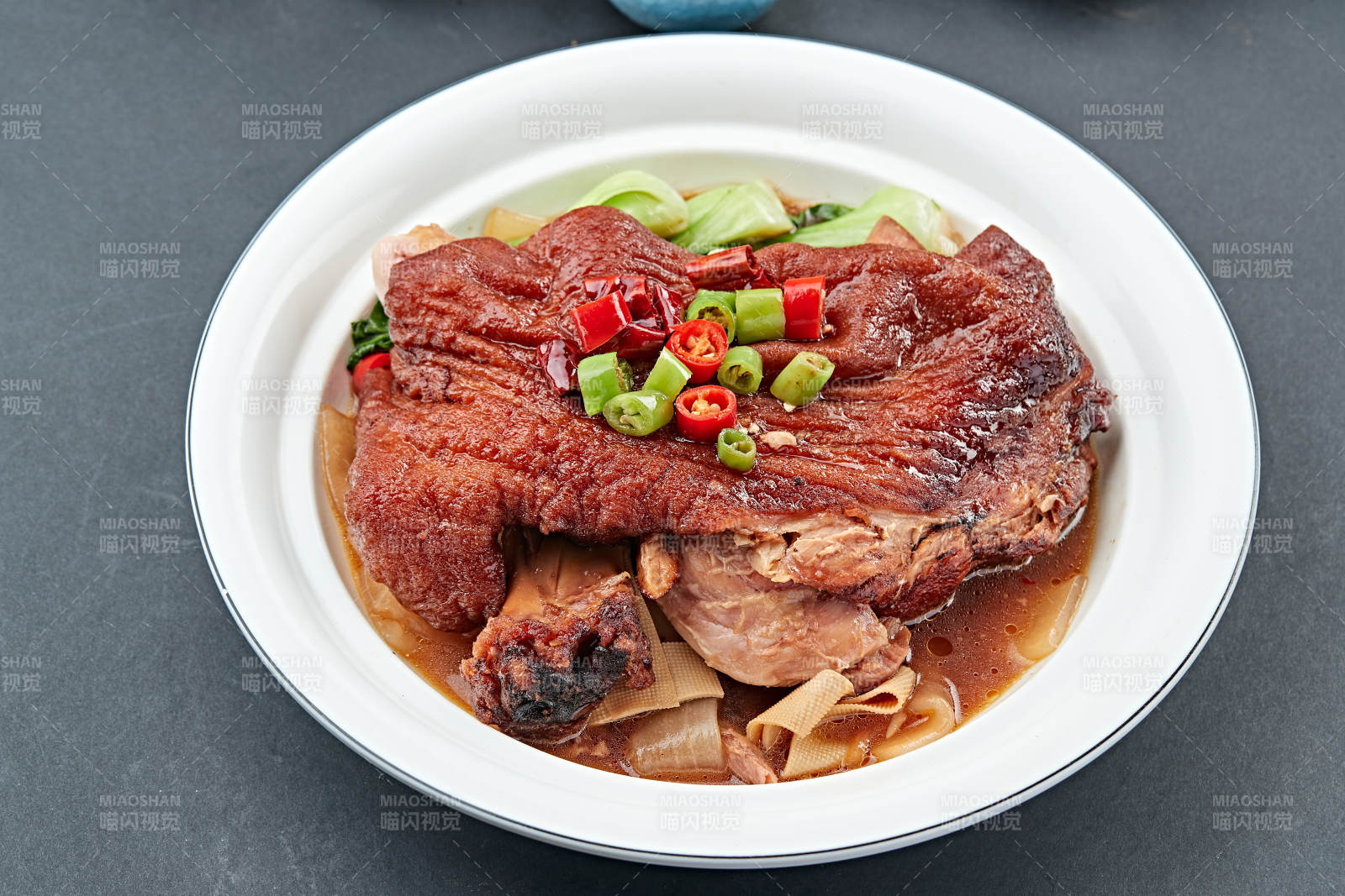 传统红烧酥皮猪肘子