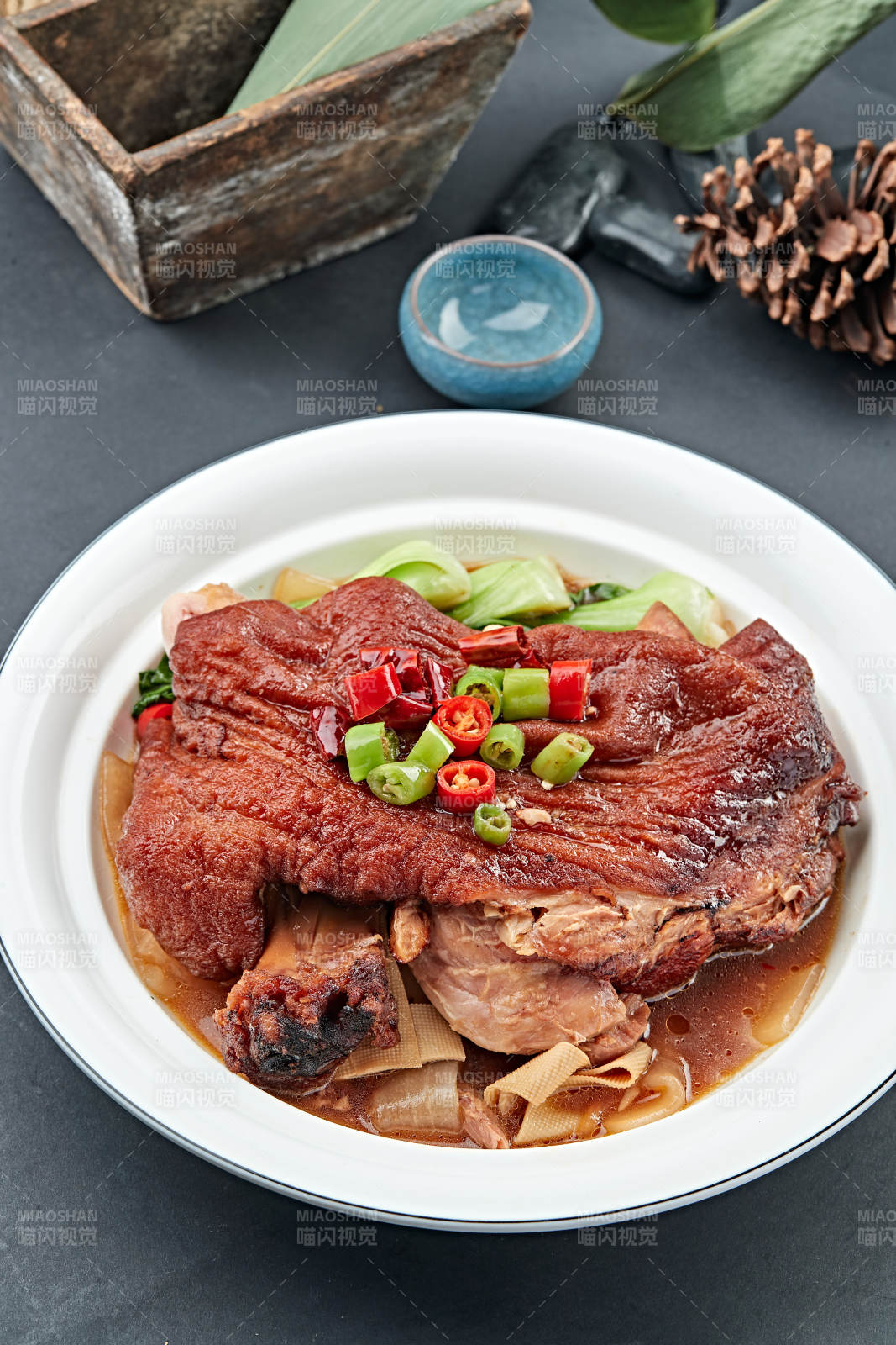 传统红烧酥皮猪肘子