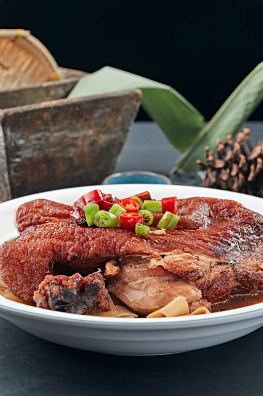 传统红烧酥皮猪肘子