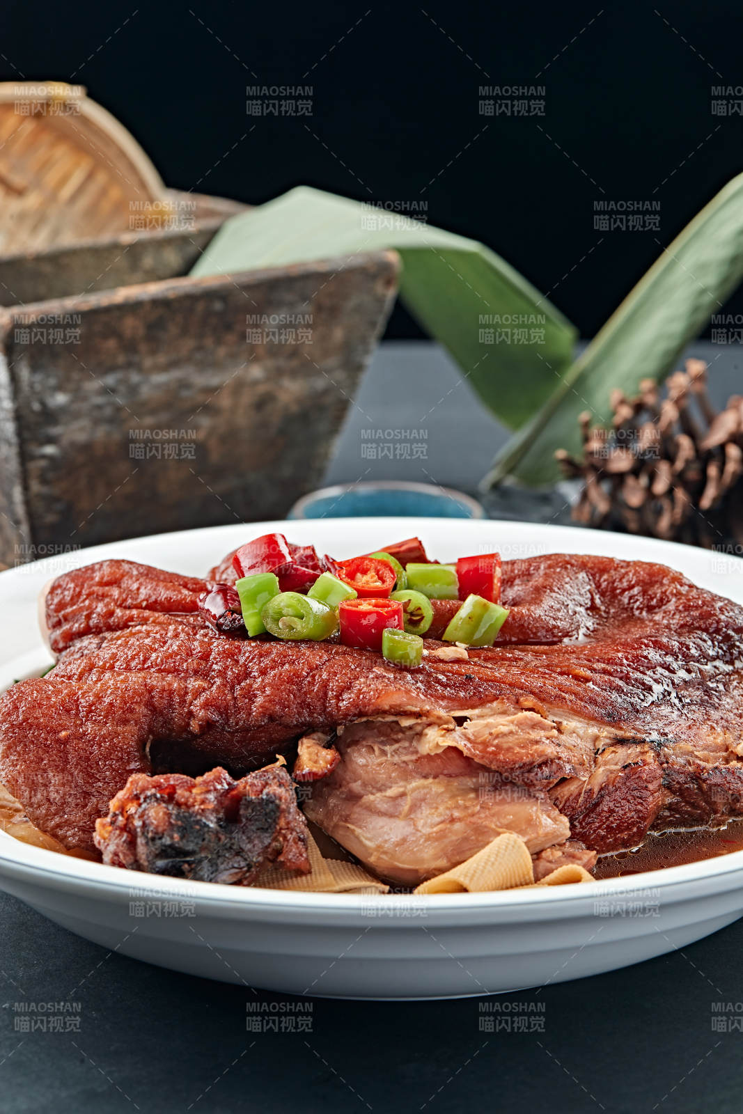 传统红烧酥皮猪肘子