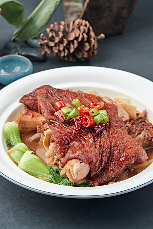 传统红烧酥皮猪肘子