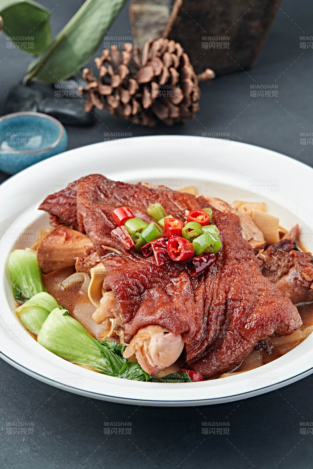 传统红烧酥皮猪肘子