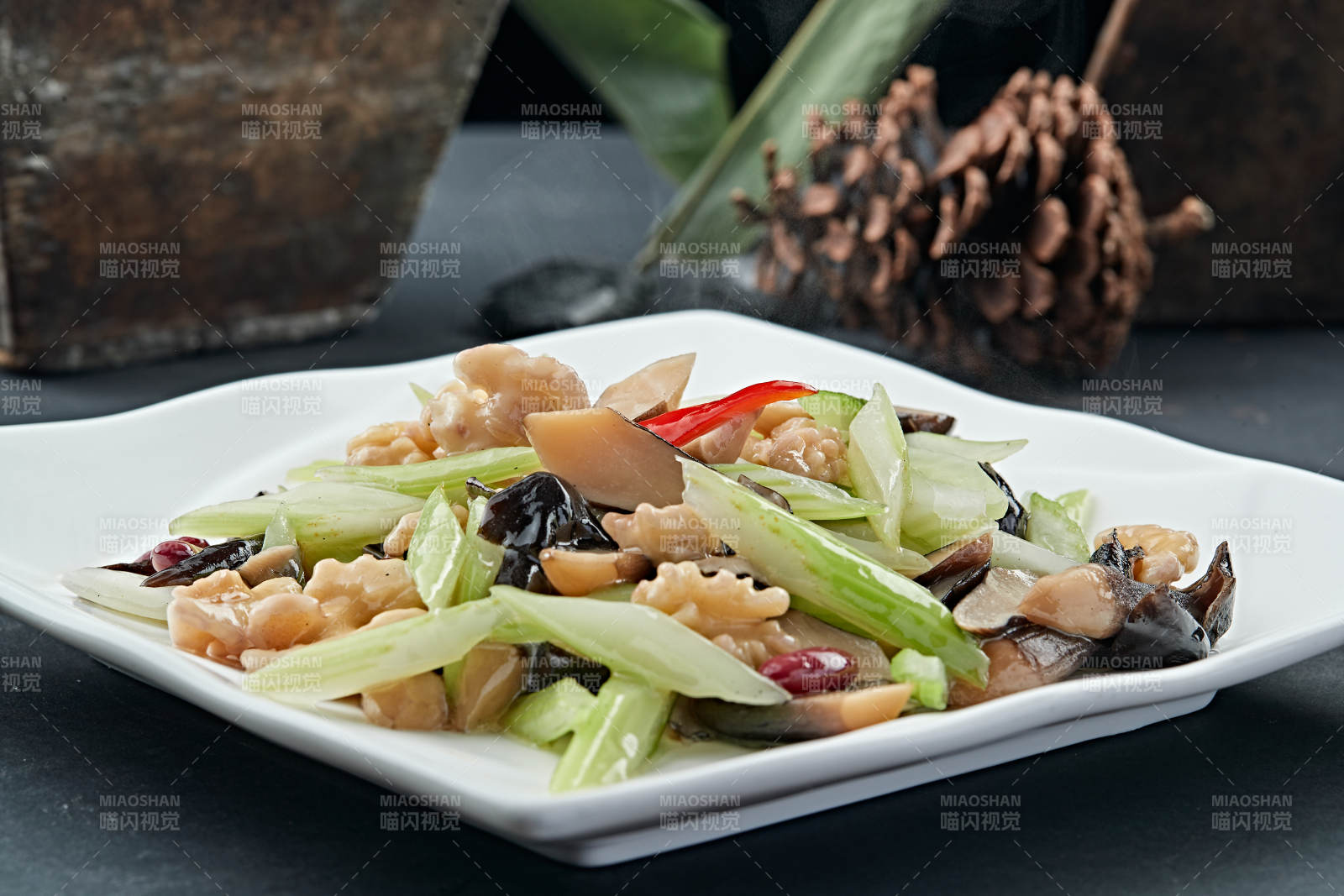 小炒芦笋桃仁鸡枞菌