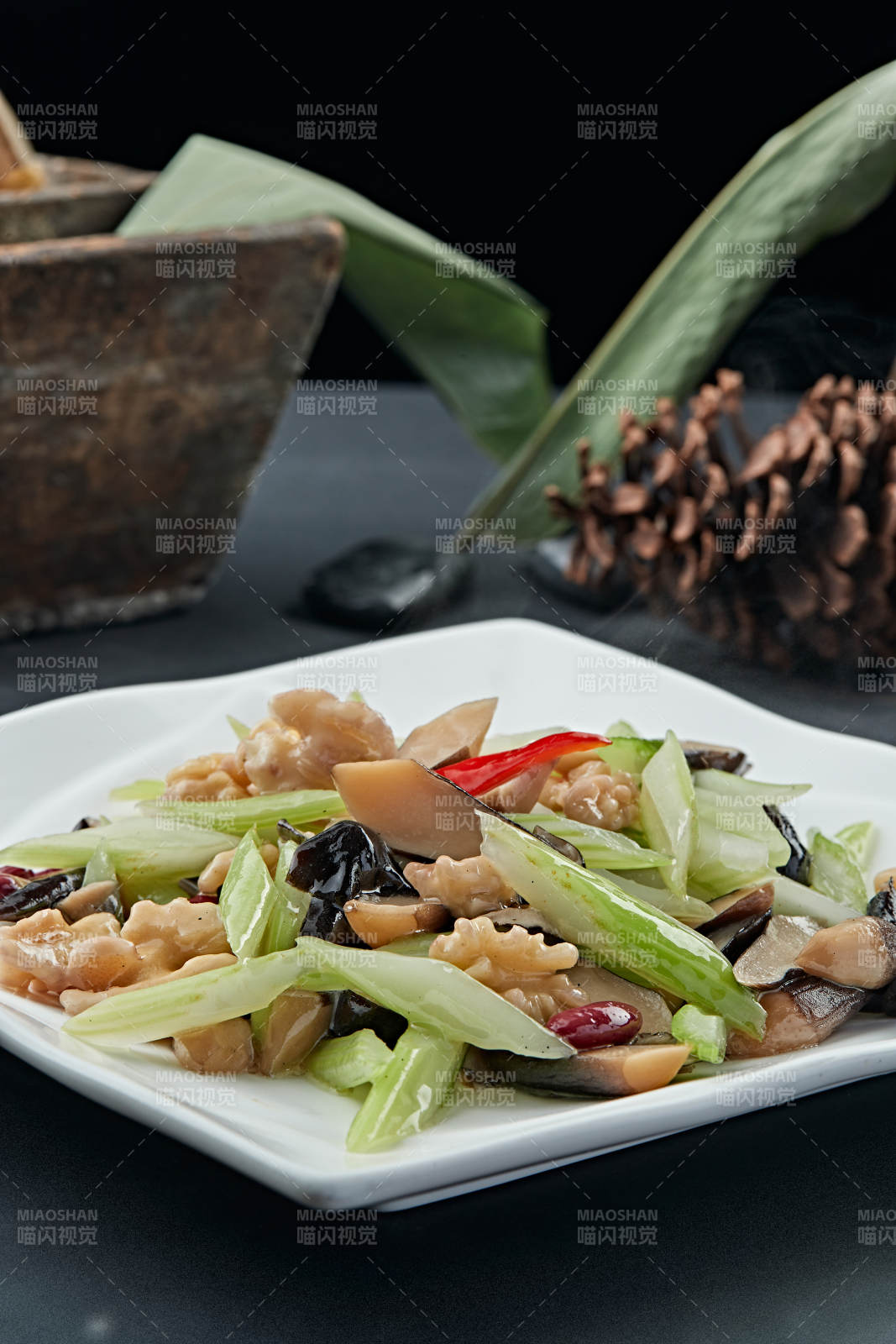 小炒芦笋桃仁鸡枞菌