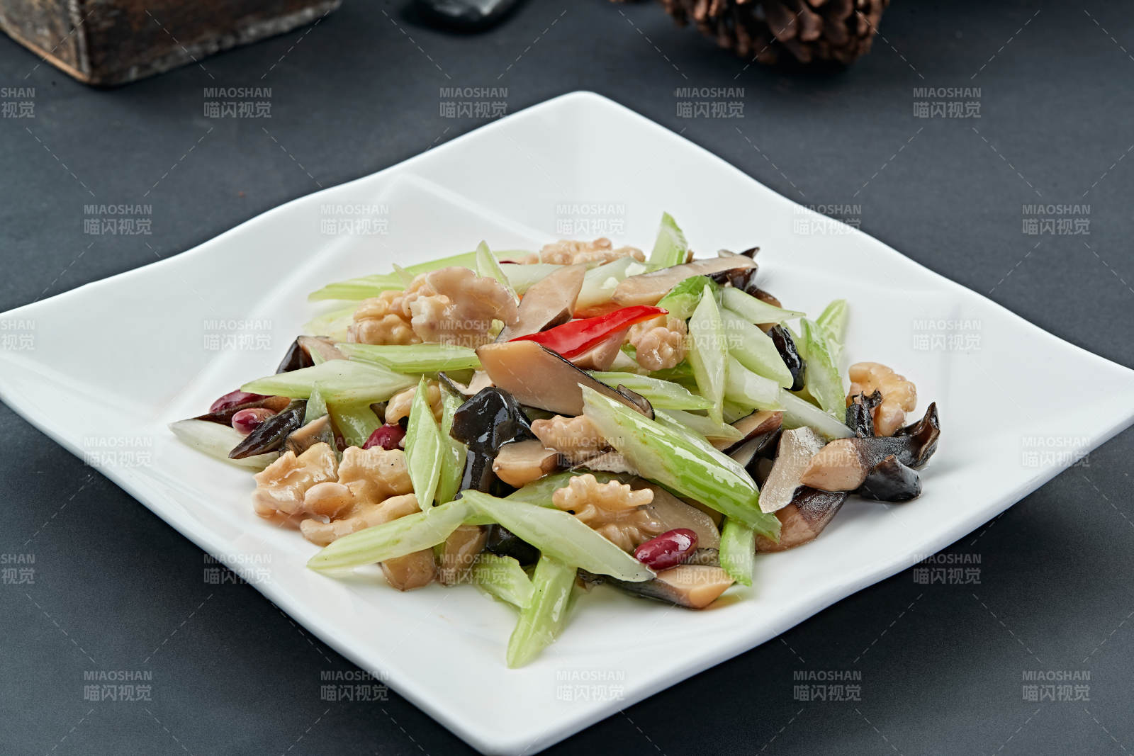 小炒芦笋桃仁鸡枞菌