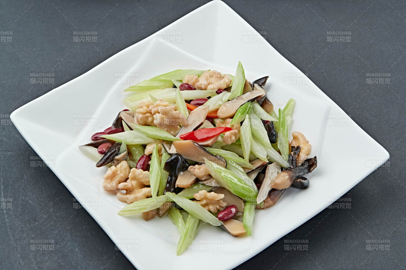 小炒芦笋桃仁鸡枞菌