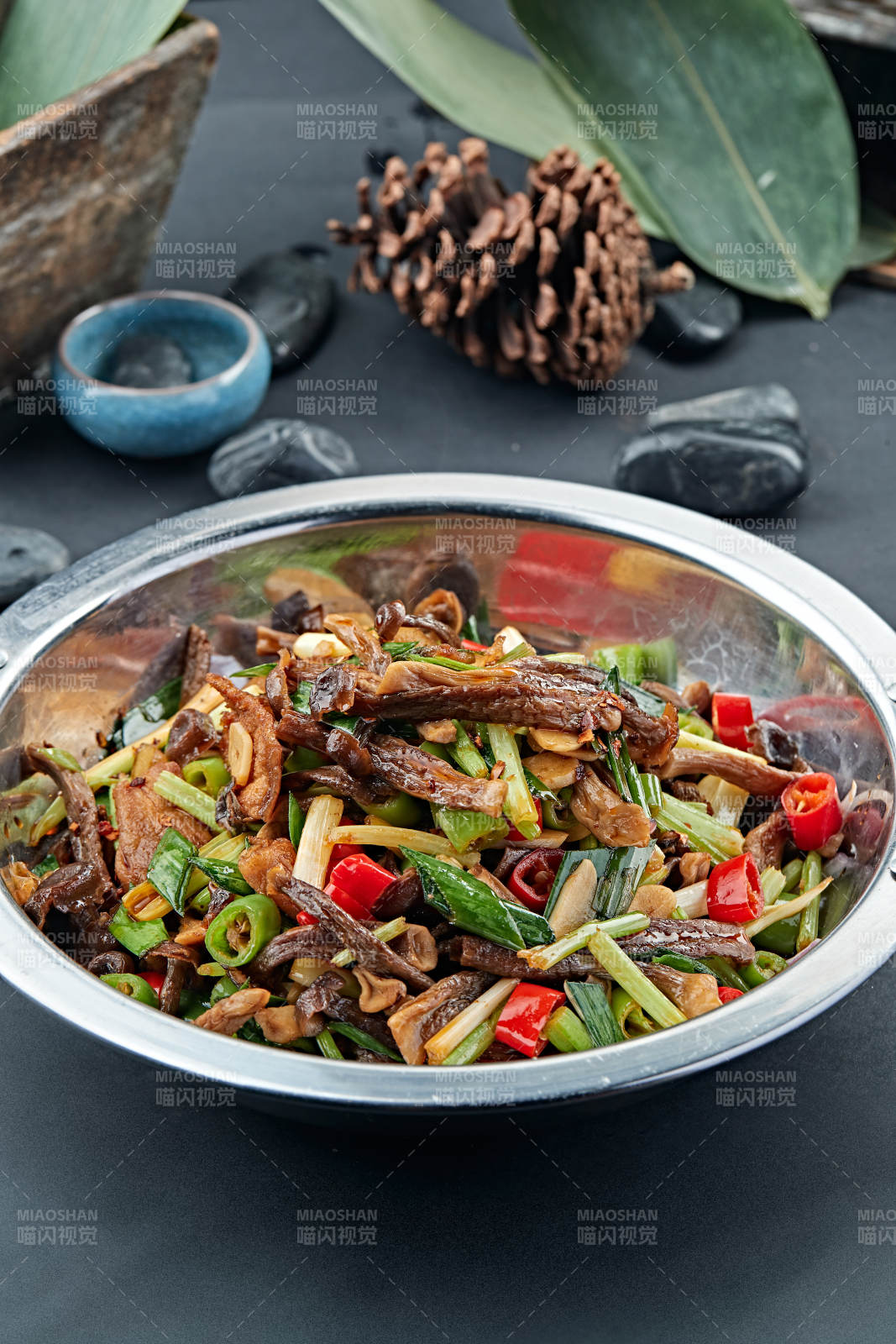 辣子茶树菇青蒜炒猪头肉