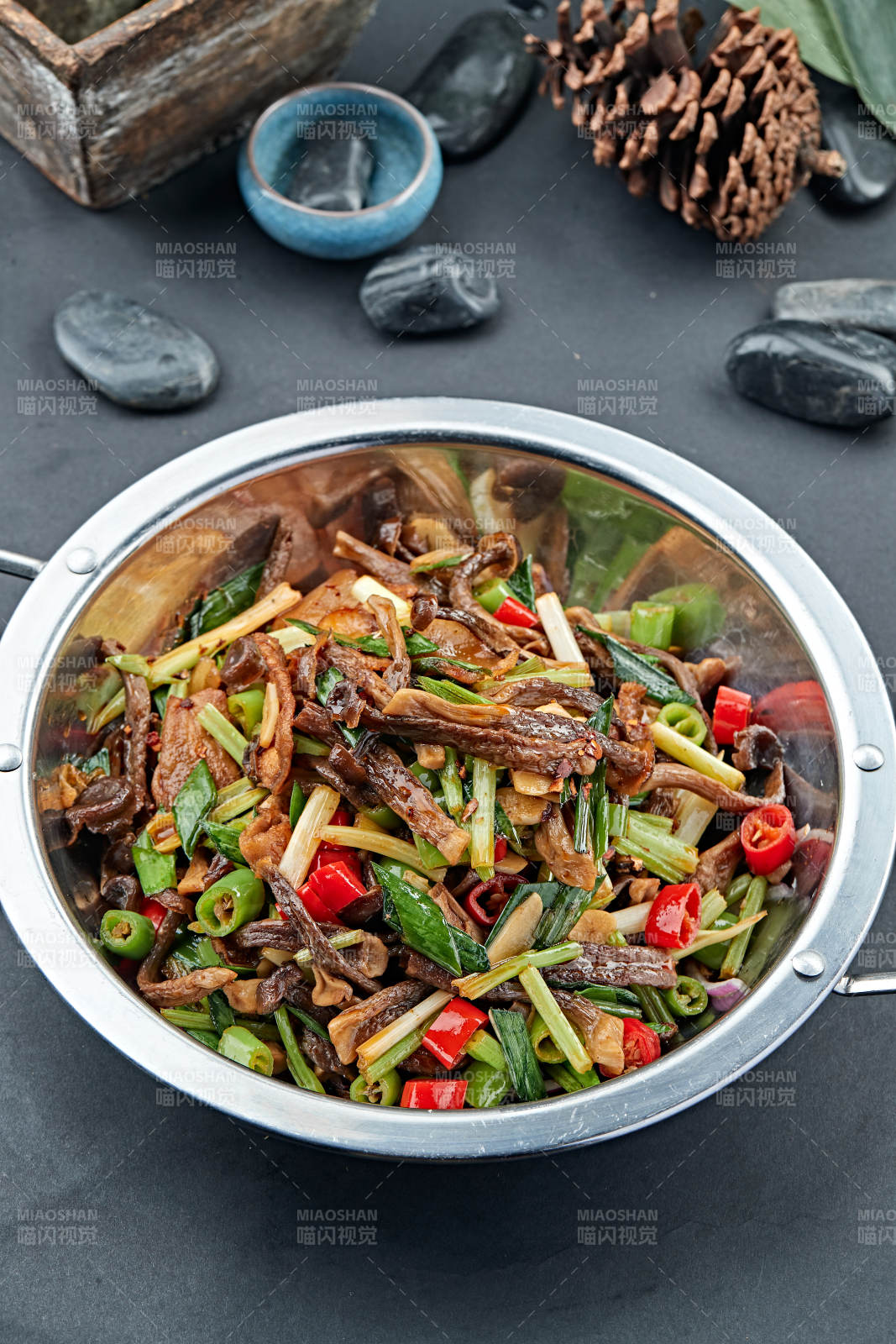 辣子茶树菇青蒜炒猪头肉