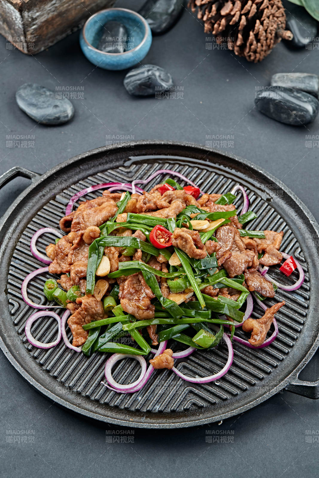 炙子烤沙葱草原小羊肉