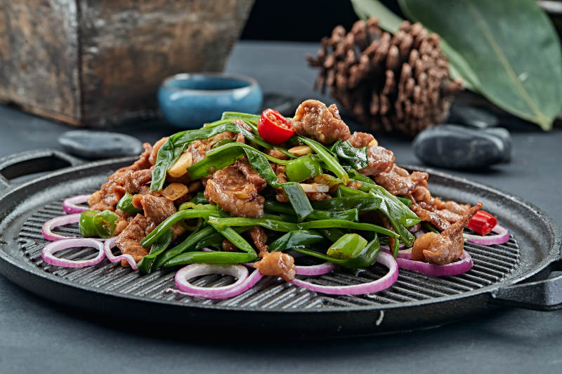 炙子烤沙葱草原小羊肉