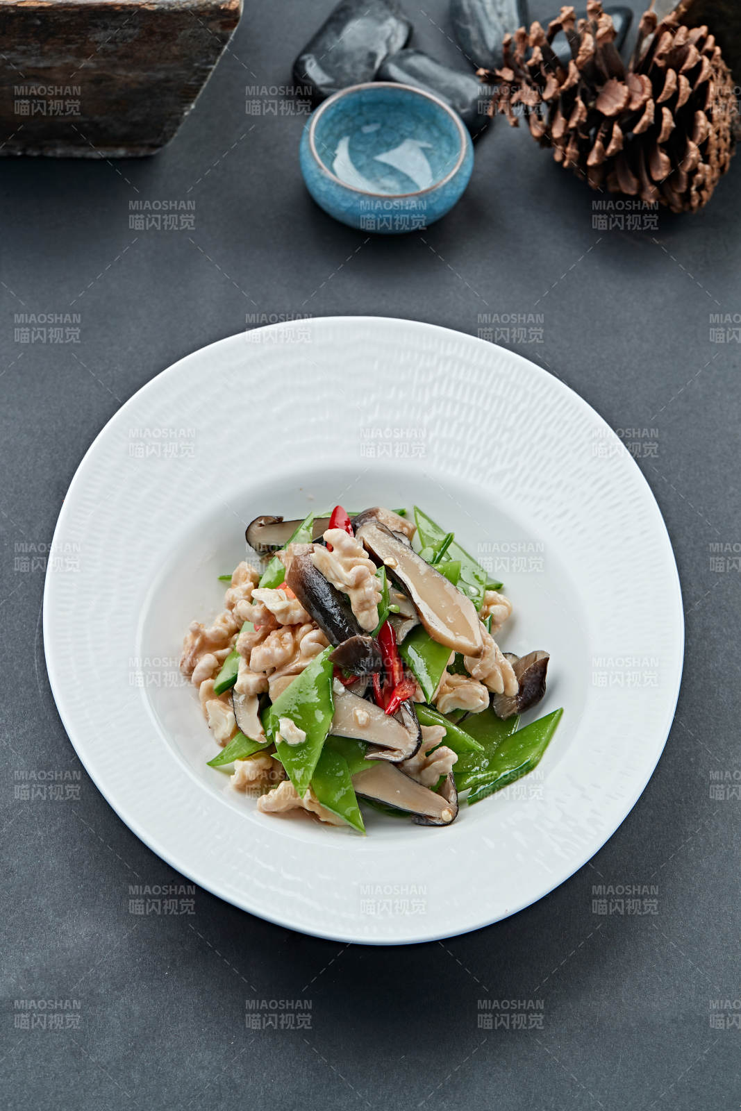 小炒香辣桃仁荷兰豆鸡枞菌