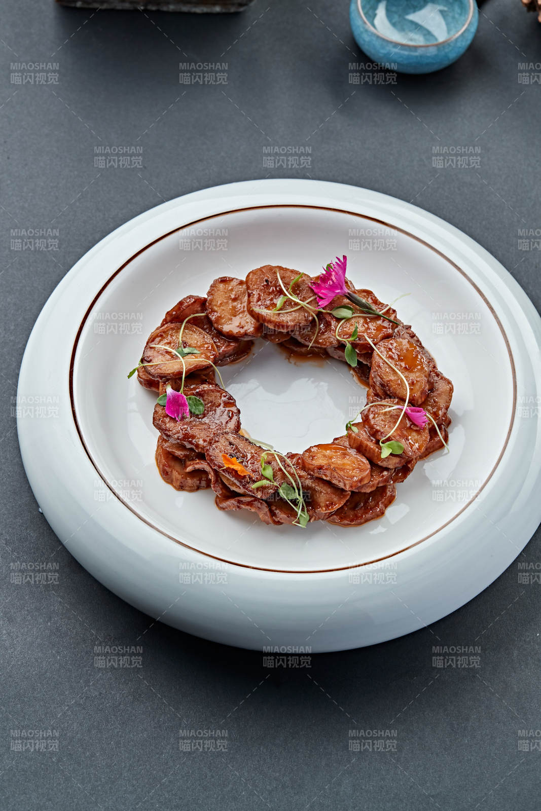 白色瓷盤裝的糖腌杏鮑菇片