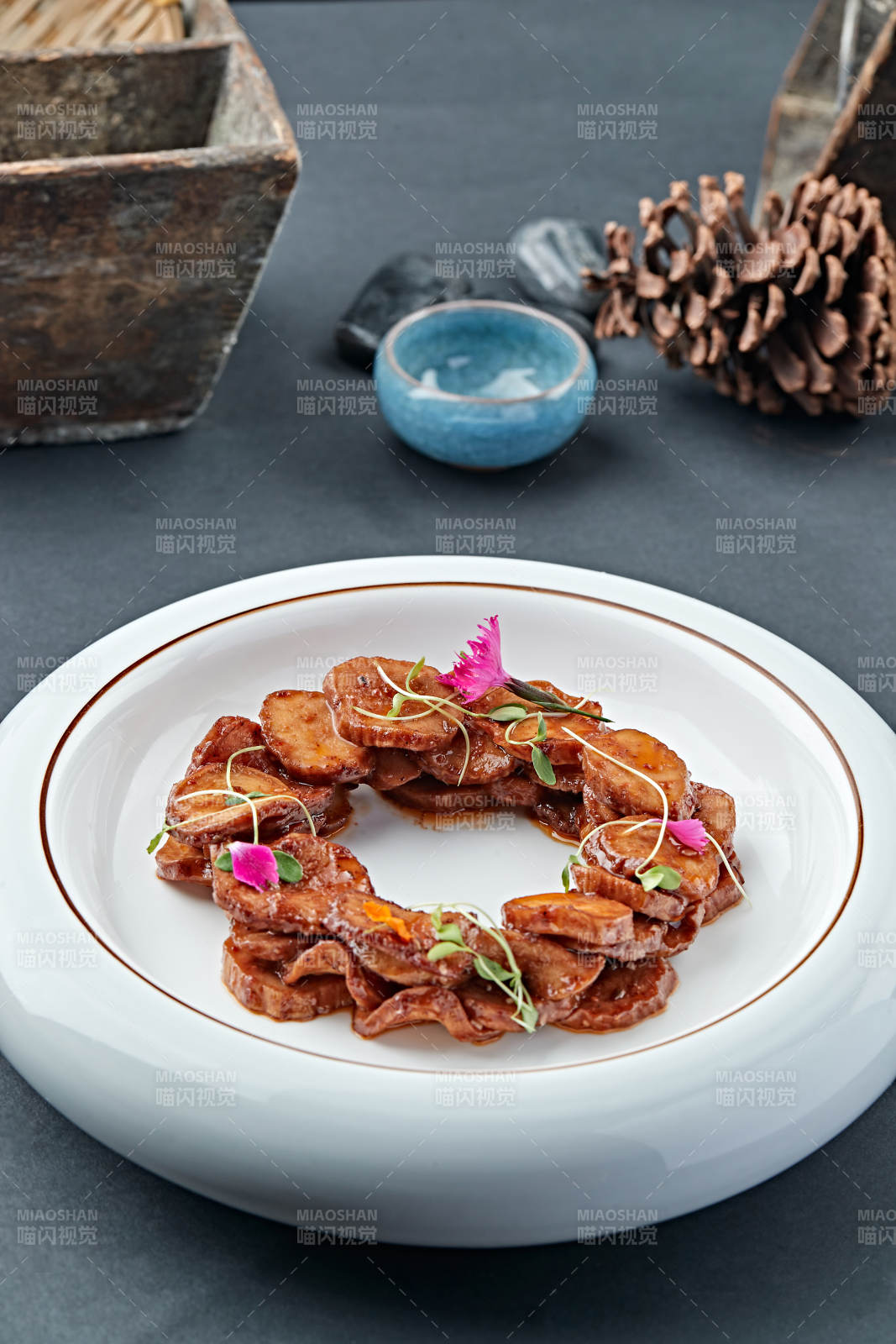 白色瓷盤裝的糖腌杏鮑菇片