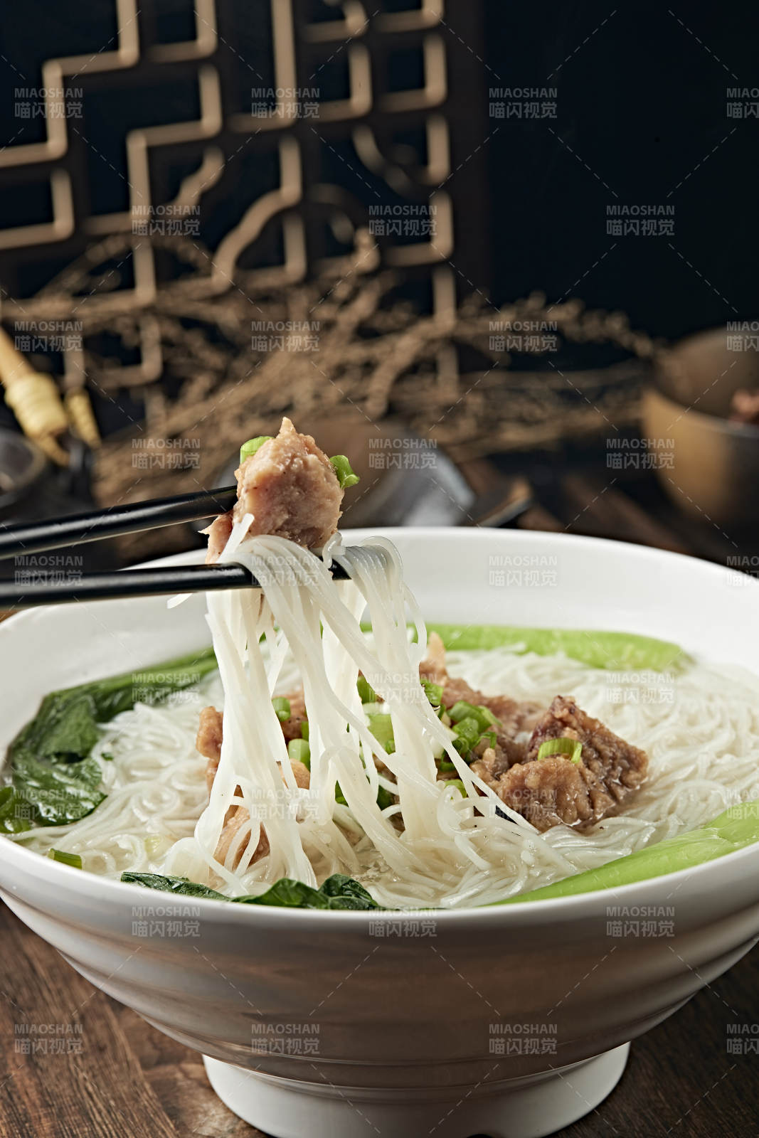 鲜鸡汤粉蒸排骨煮米粉