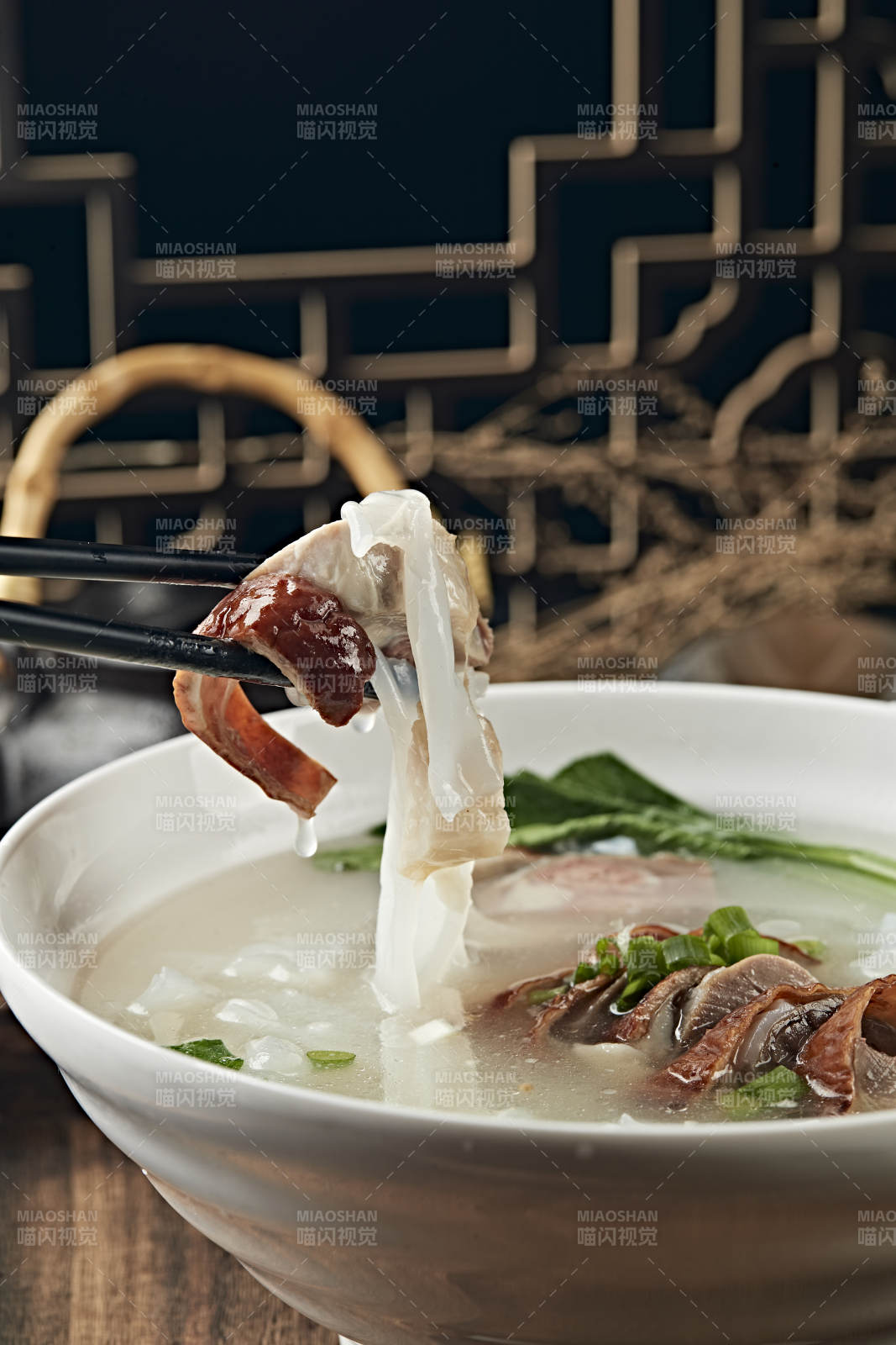 鮮雞湯燒鵝煮腸粉