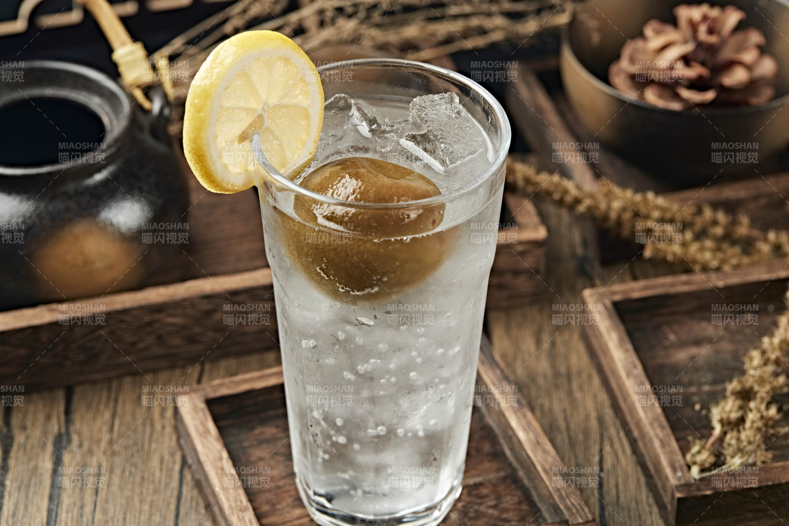 满是冰块清凉解暑的碳酸饮料咸柠七冰饮