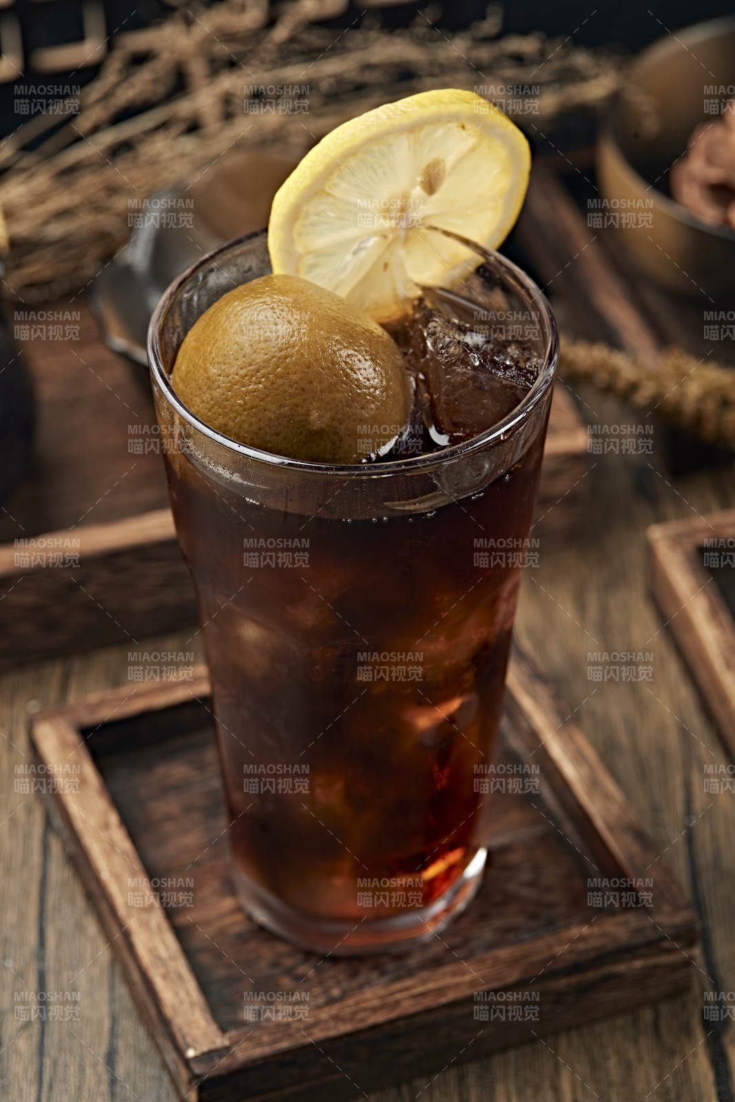 满是冰块清凉解暑的碳酸饮料咸柠七冰饮