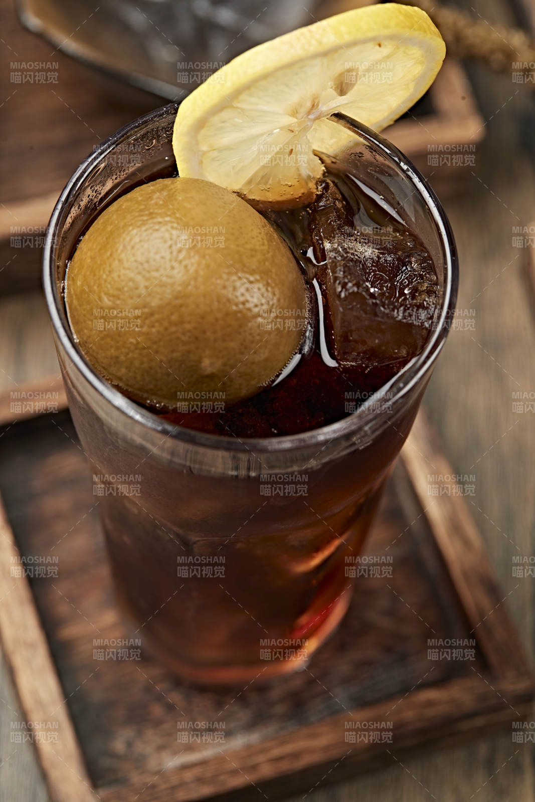 满是冰块清凉解暑的碳酸饮料咸柠七冰饮