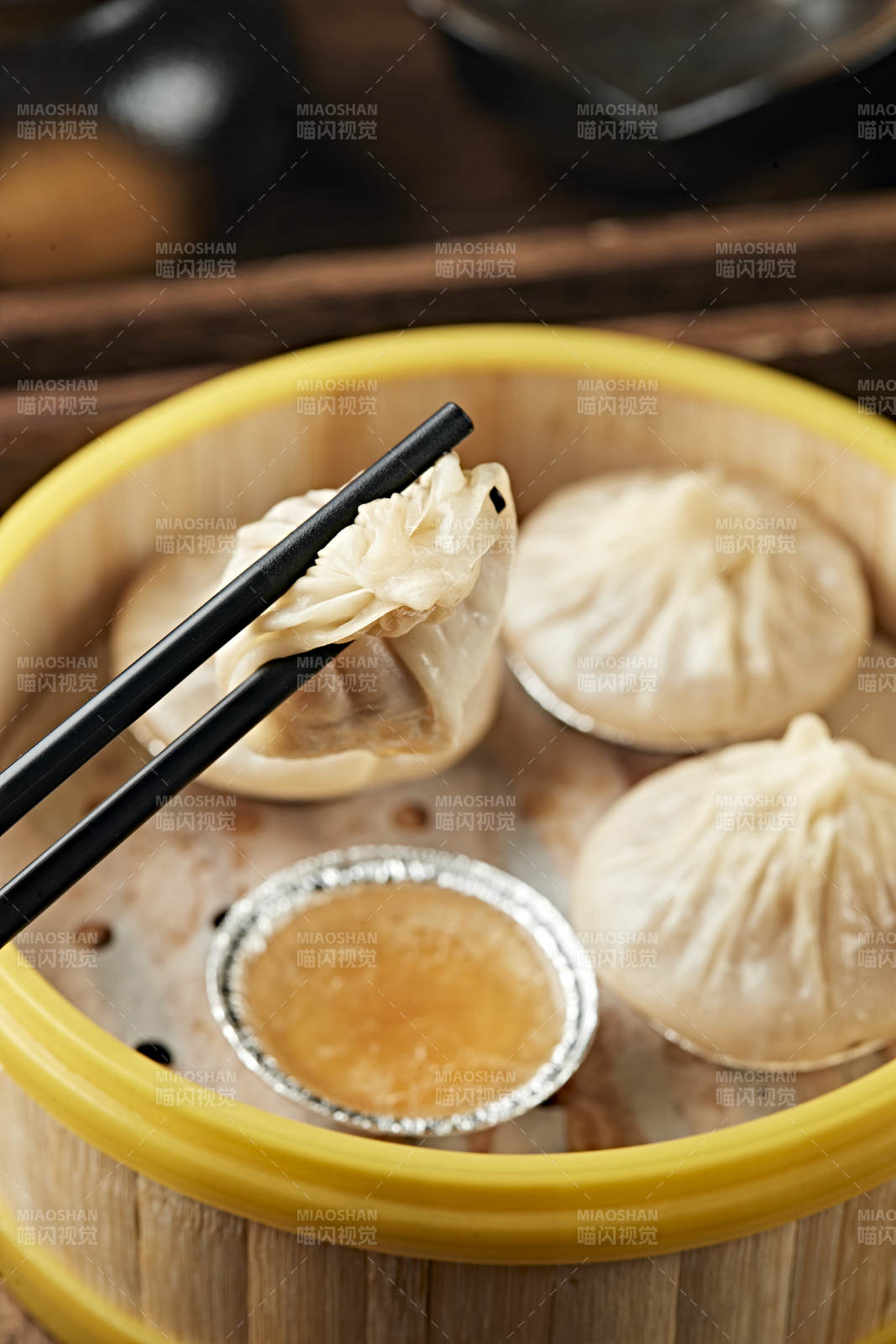 传统美食灌汤小笼包