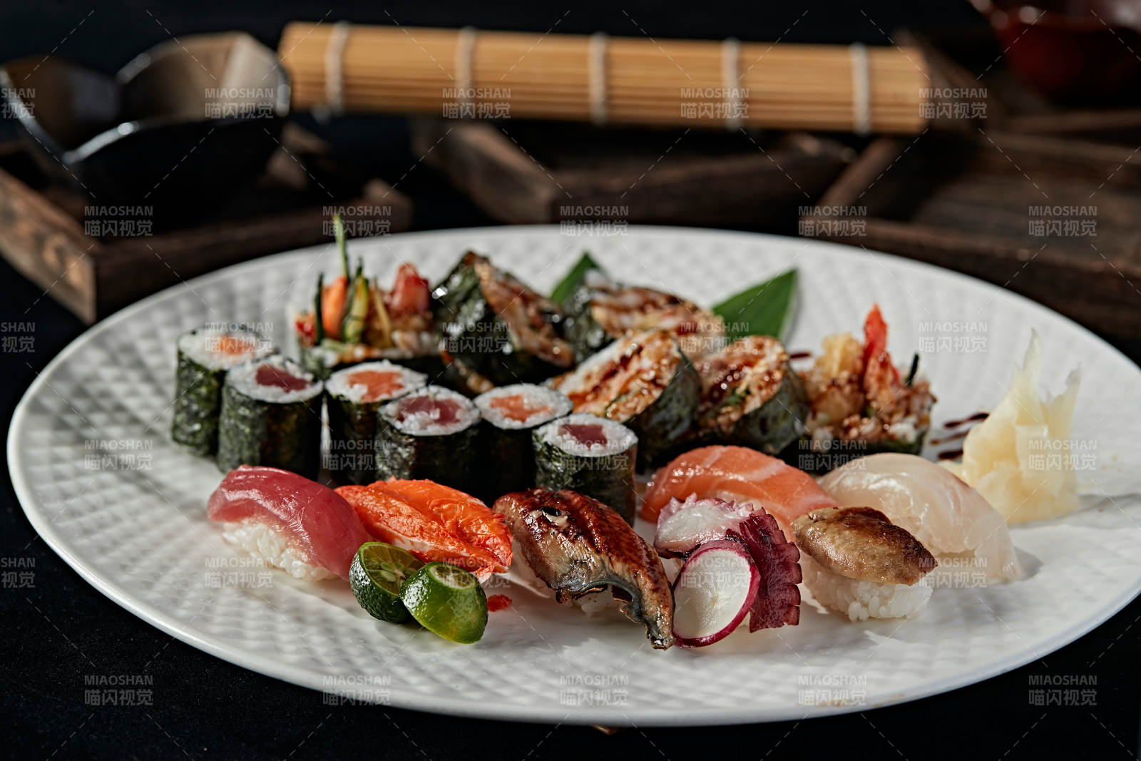 白瓷盘装的豪华寿司拼盘