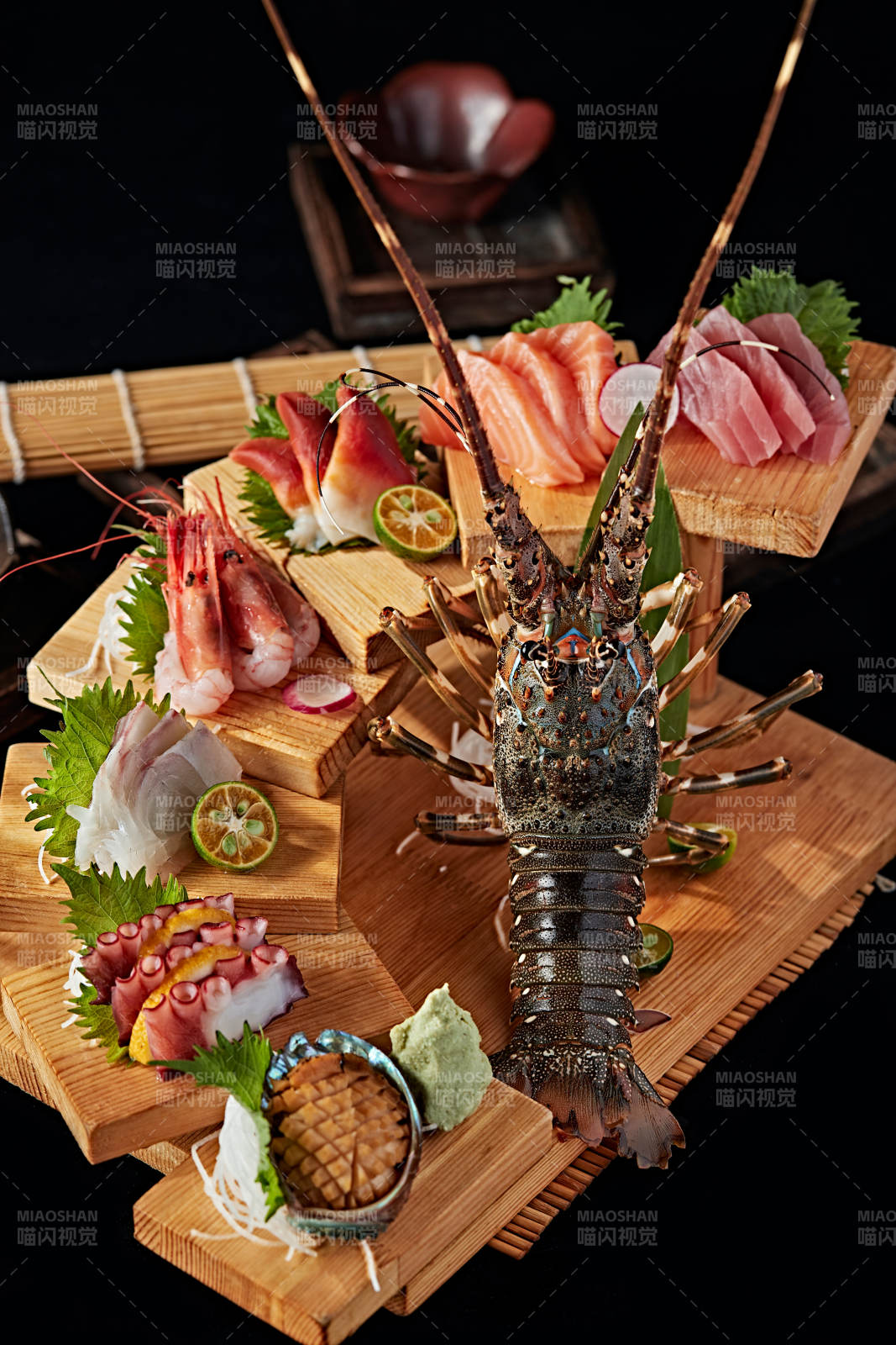 摆放精美的日本料理刺身拼盘