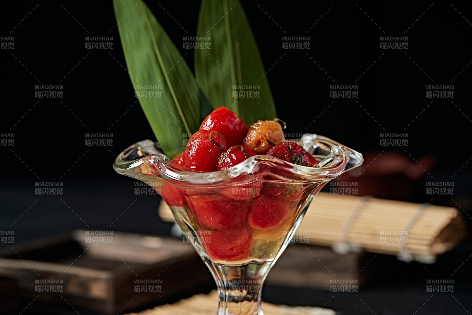 醋飲酸泡炭烤圣女果配紫蘇葉碎