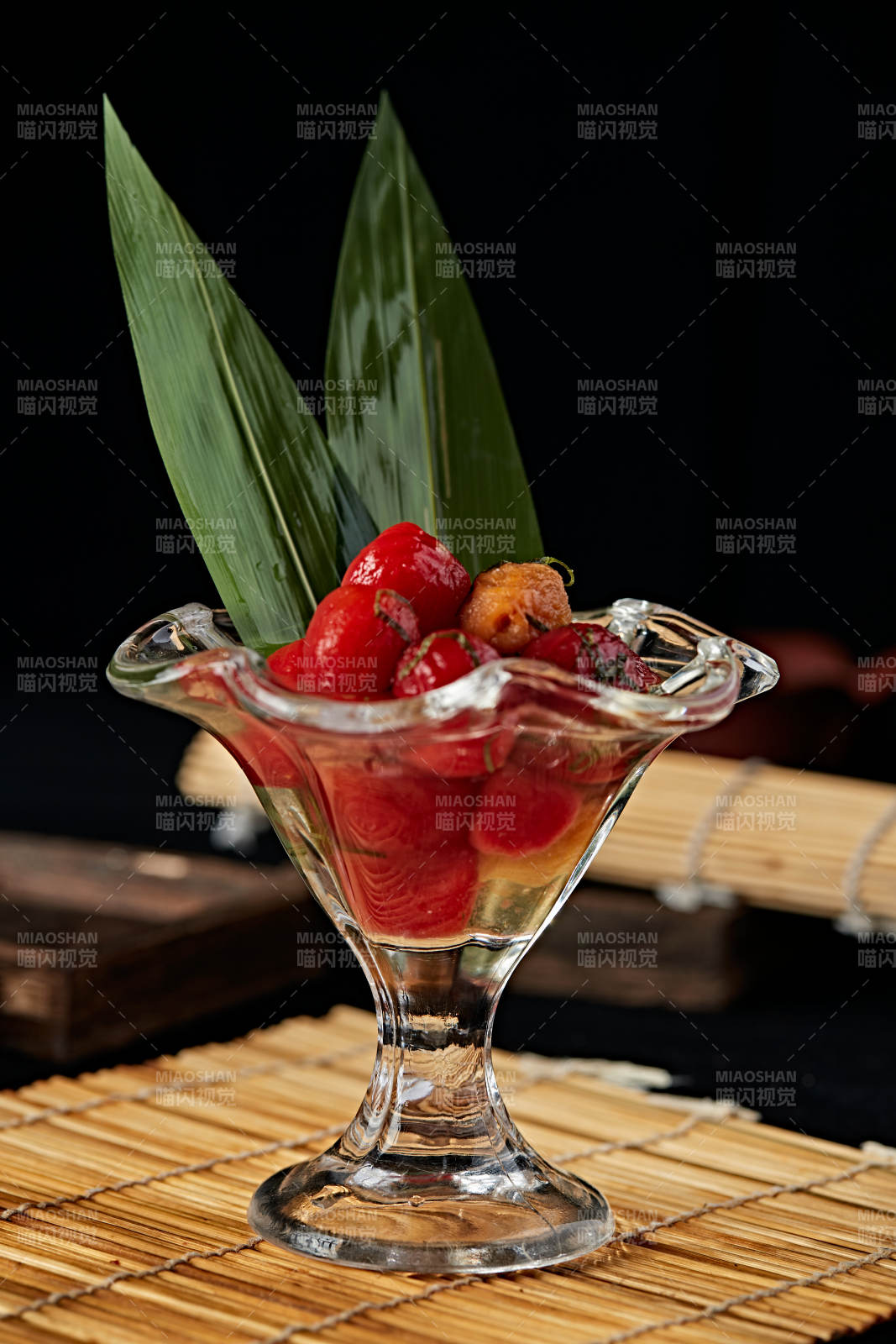 醋饮酸泡炭烤圣女果配紫苏叶碎