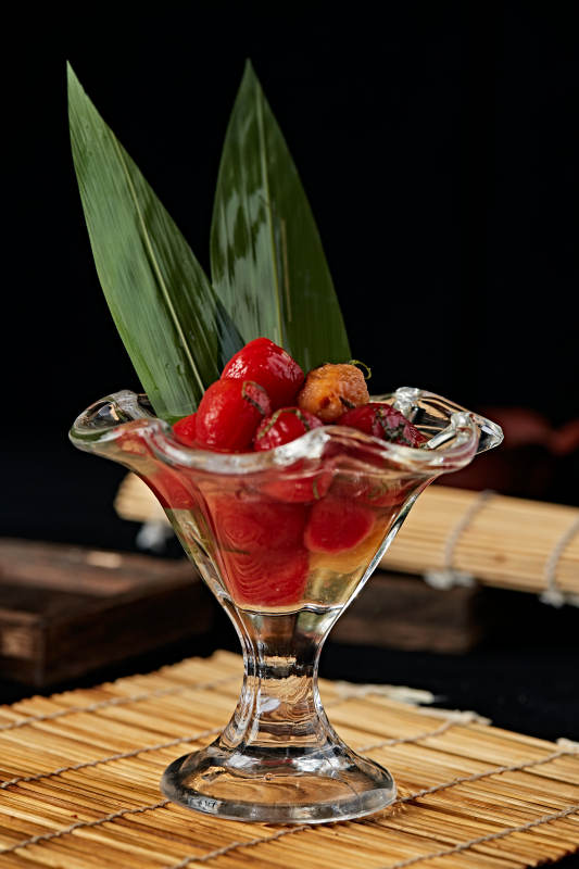 醋饮酸泡炭烤圣女果配紫苏叶碎