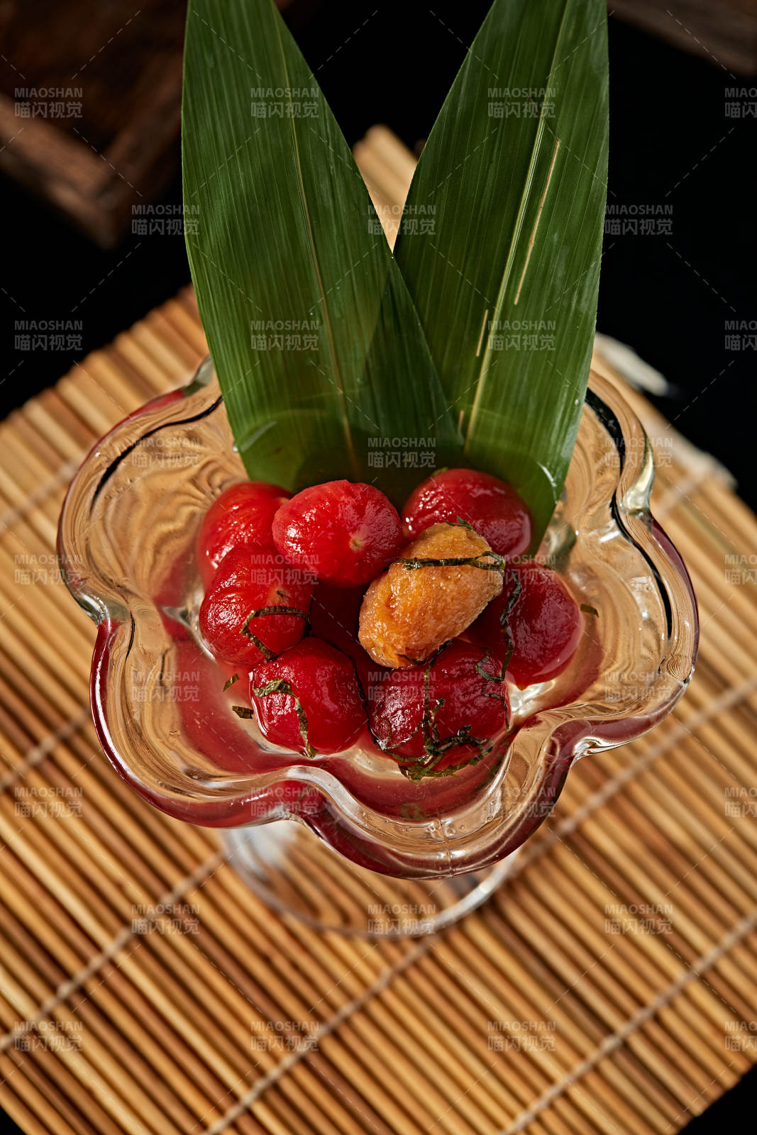 醋飲酸泡炭烤圣女果配紫蘇葉碎