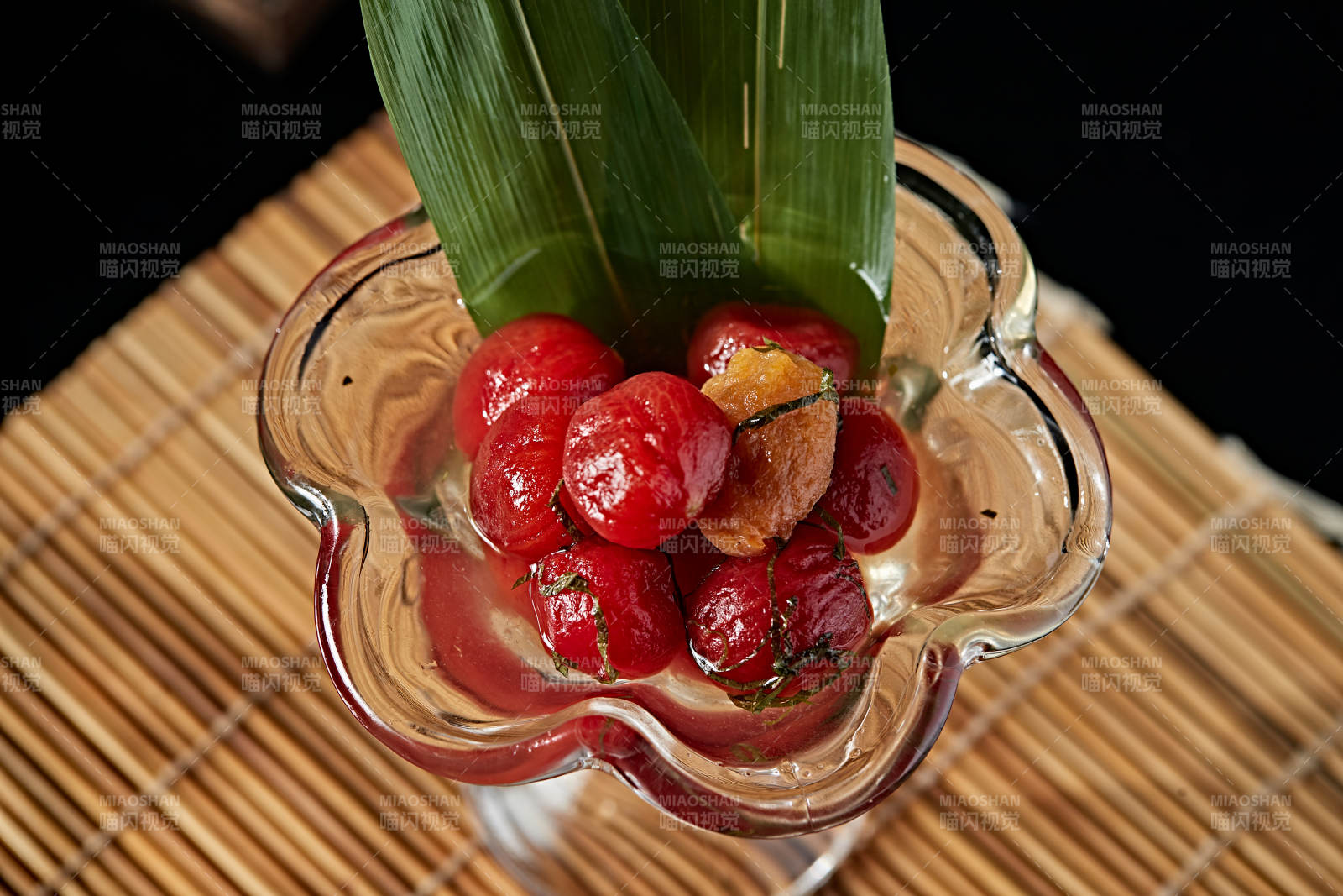 醋飲酸泡炭烤圣女果配紫蘇葉碎