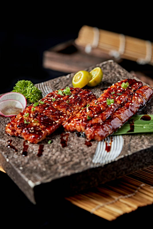 石盘装的日式烤鳗鱼