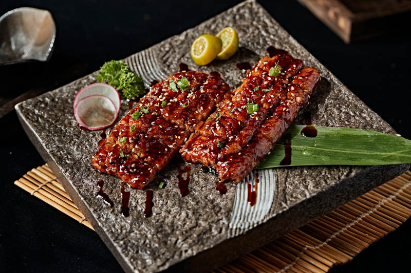 石盘装的日式烤鳗鱼